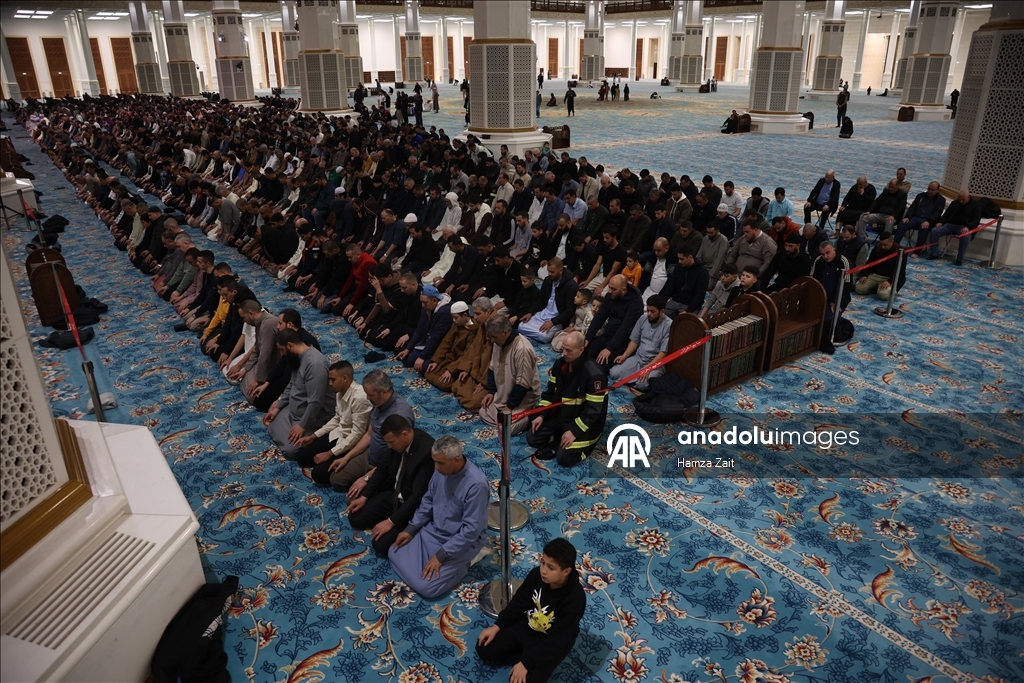 В Алжире совершили первый намаз таравих