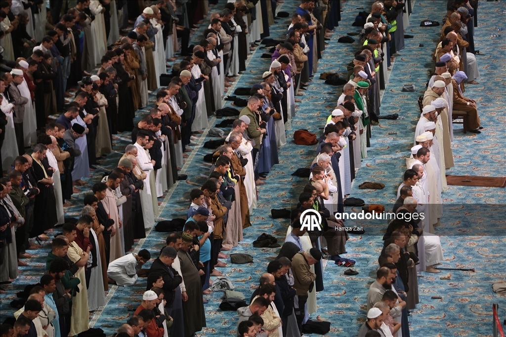 В Алжире совершили первый намаз таравих