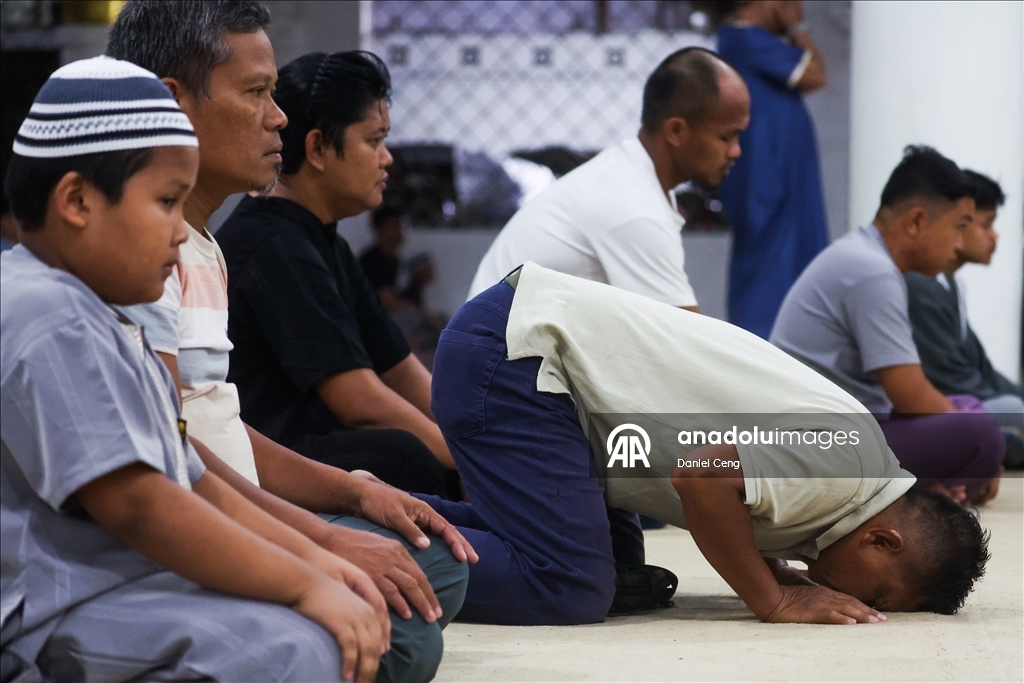 В Маниле совершена первая утренняя молитва по случаю Рамазана