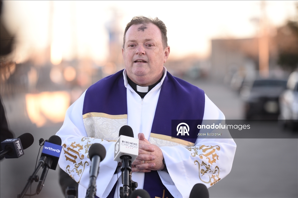 Месса в Пепельную среду для задержанных в центре ICE в Иллинойсе