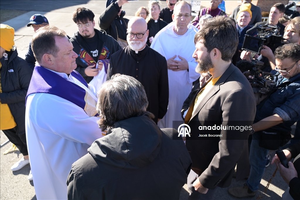 Месса в Пепельную среду для задержанных в центре ICE в Иллинойсе