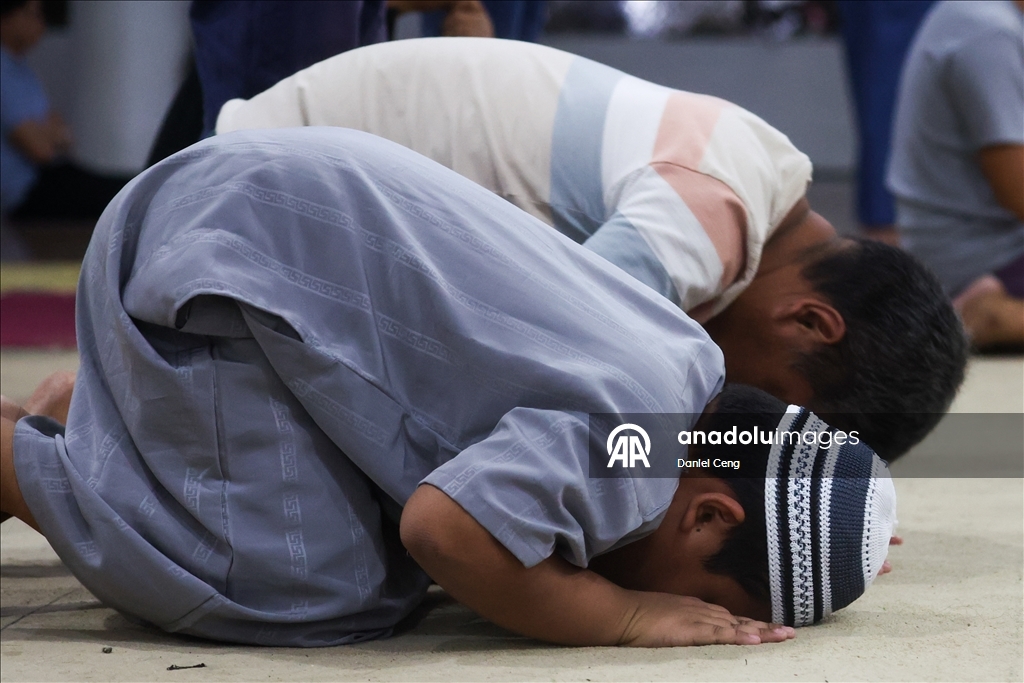 В Маниле совершена первая утренняя молитва по случаю Рамазана