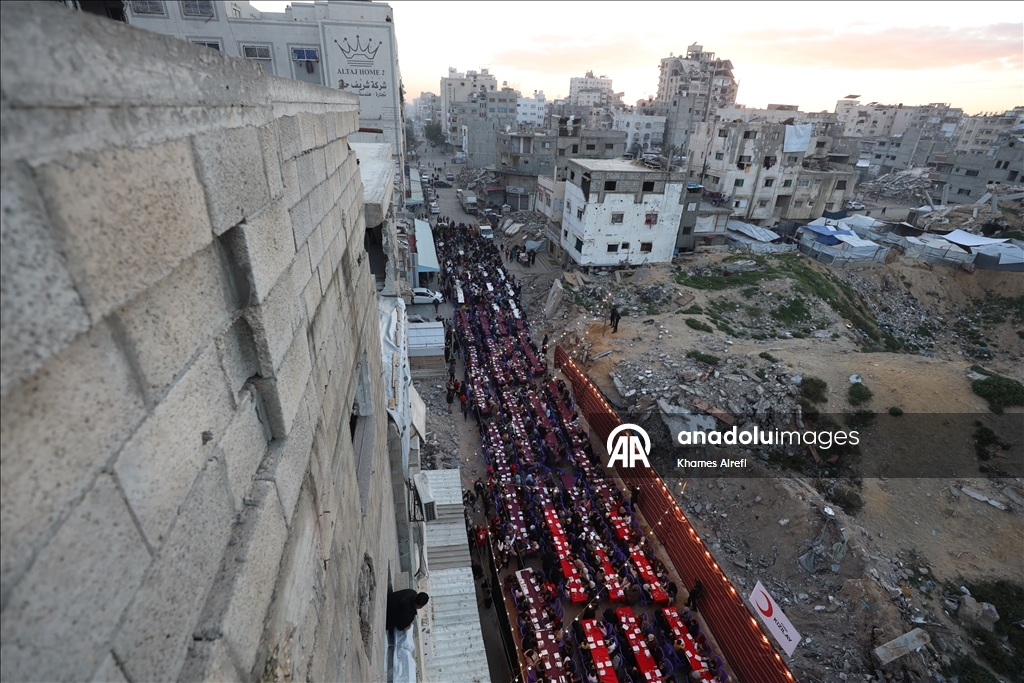 Türk Kızılay, Gazze’de yerinden edilen Filistinlilere iftar verdi