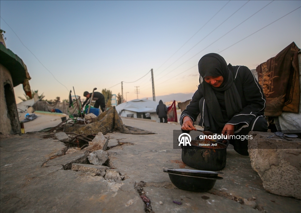 Filistinli aile, iftarını cami enkazında yaptı 5