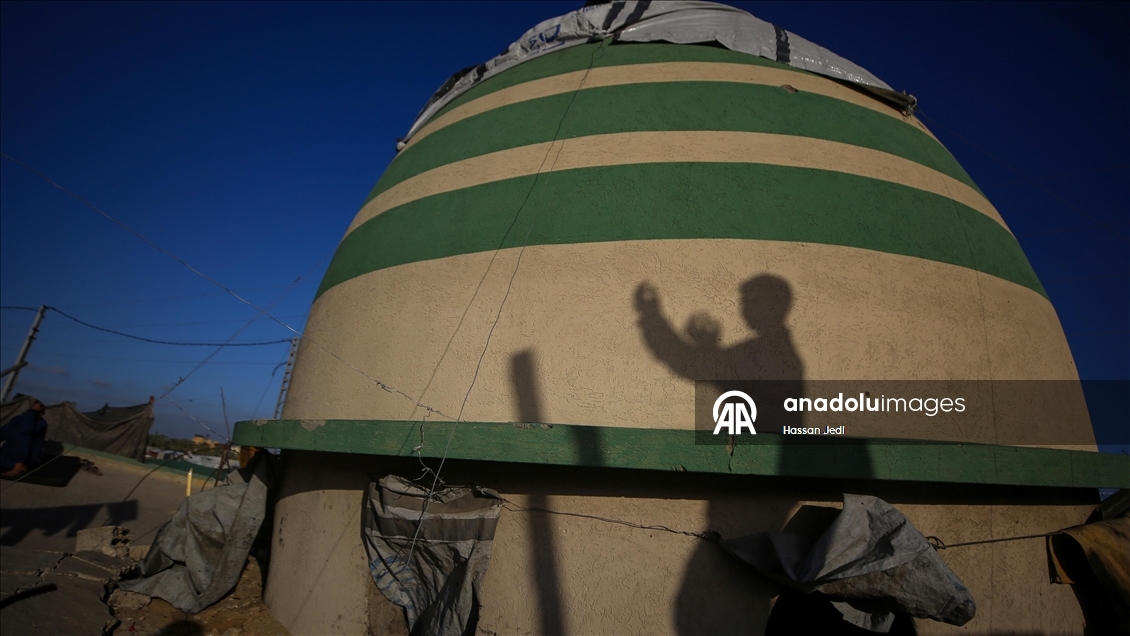 Filistinli aile, iftarını cami enkazında yaptı