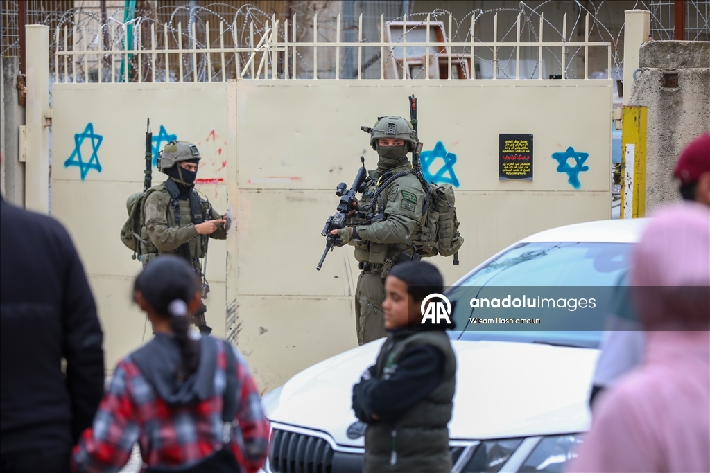 İsrail güçleri, Batı Şeria'nın El Halil kentine baskın düzenledi