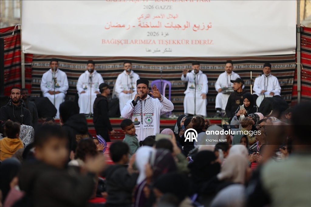 Türk Kızılay, Gazze’de yerinden edilen Filistinlilere iftar verdi