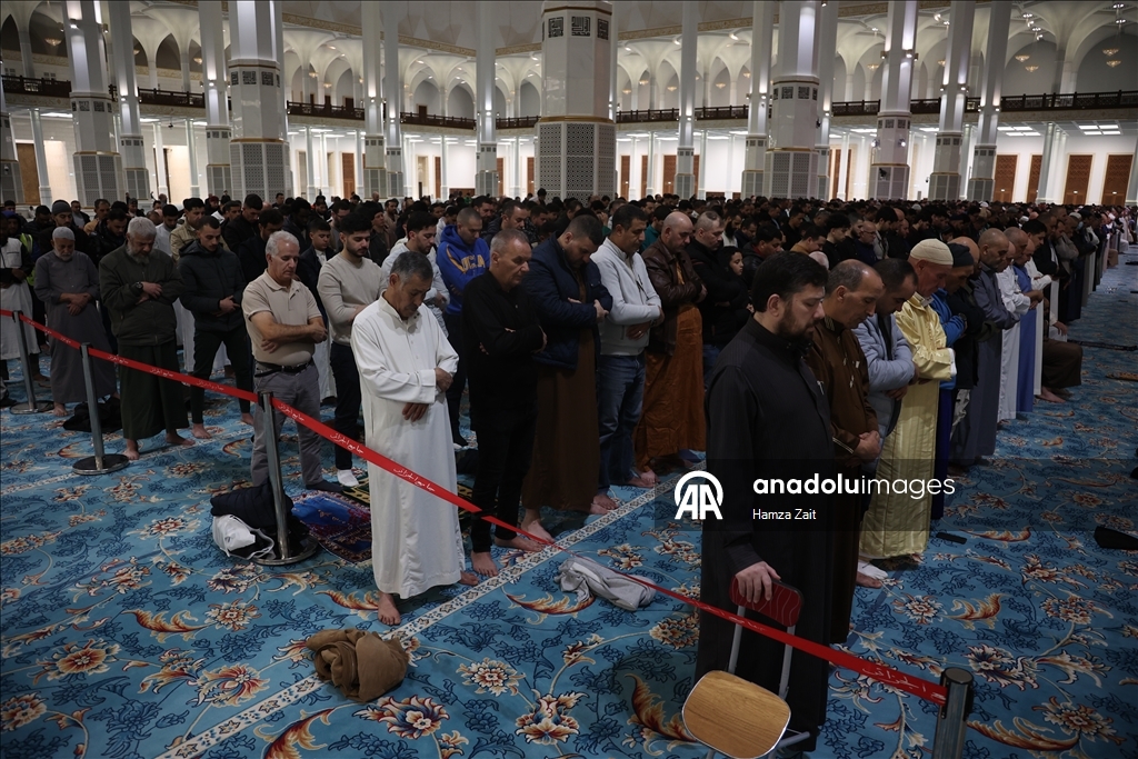 В Алжире совершили первый намаз таравих