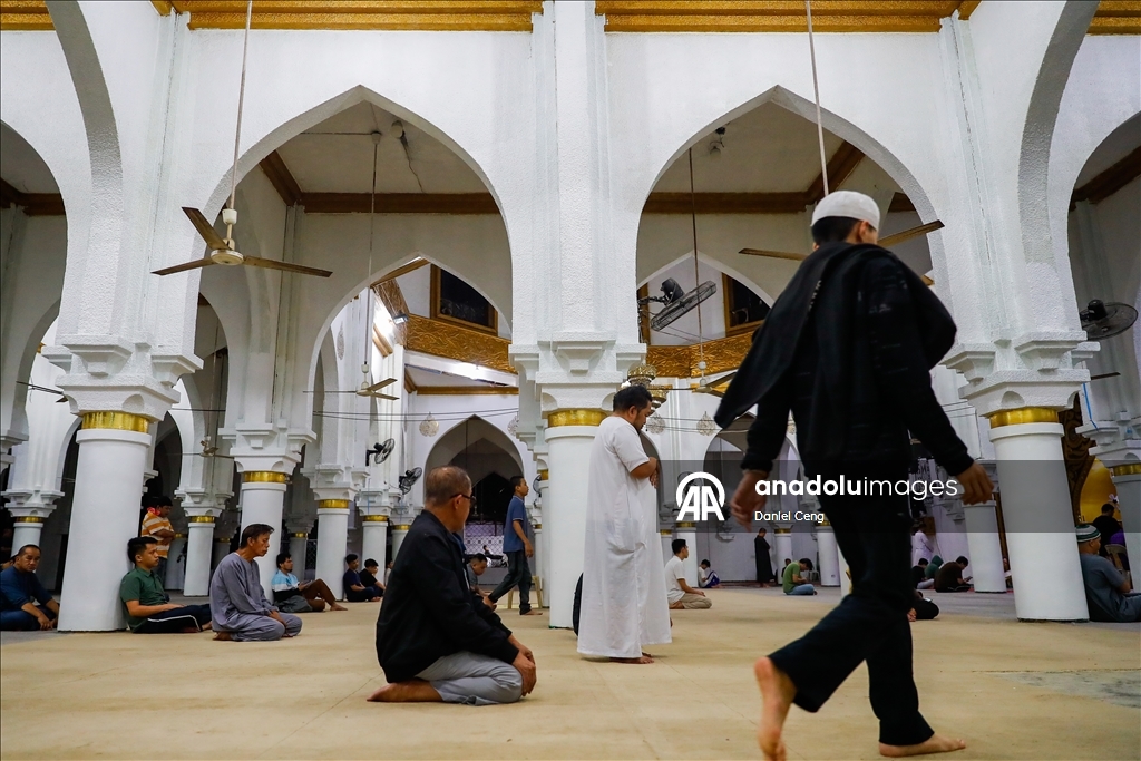 В Маниле совершена первая утренняя молитва по случаю Рамазана