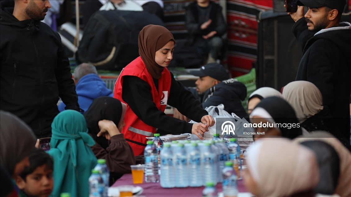 Türk Kızılay, Gazze’de yerinden edilen Filistinlilere iftar verdi