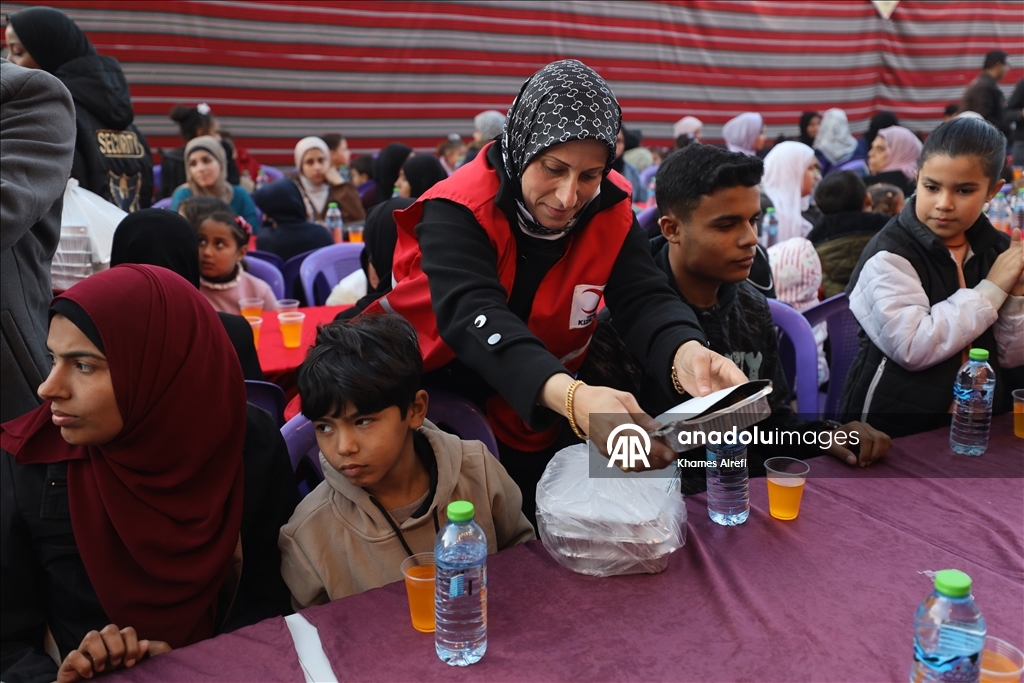 Türk Kızılay, Gazze’de yerinden edilen Filistinlilere iftar verdi