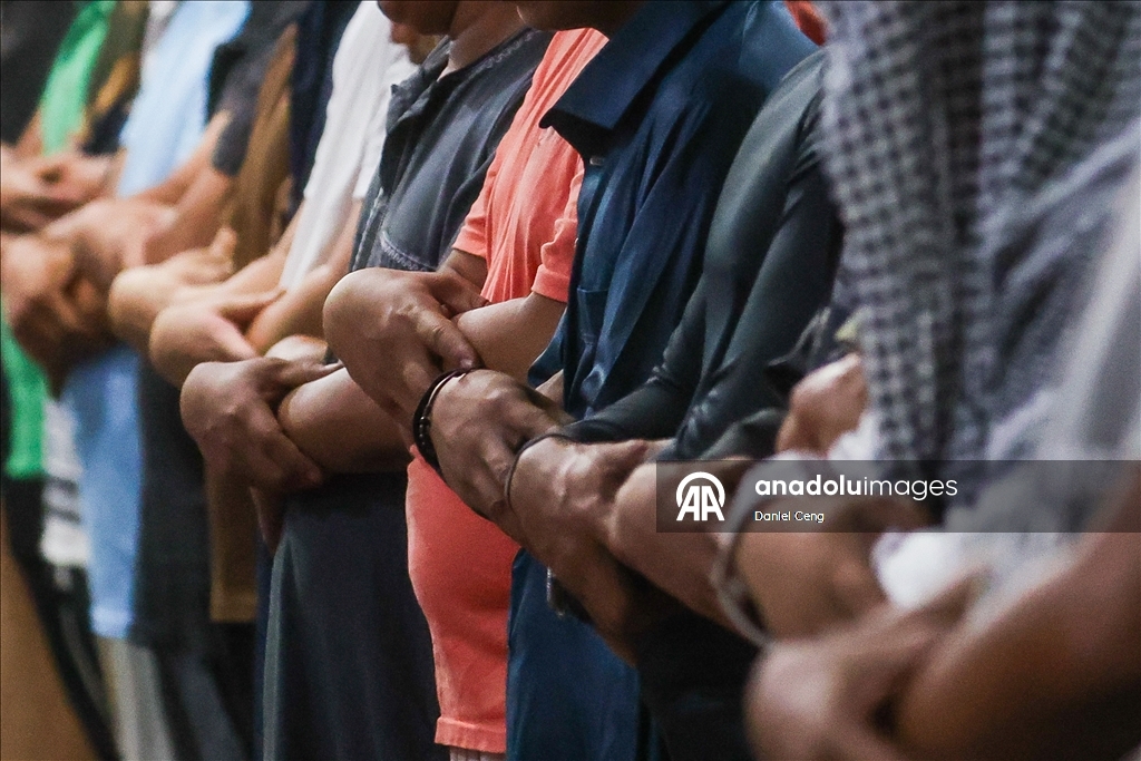 В Маниле совершена первая утренняя молитва по случаю Рамазана