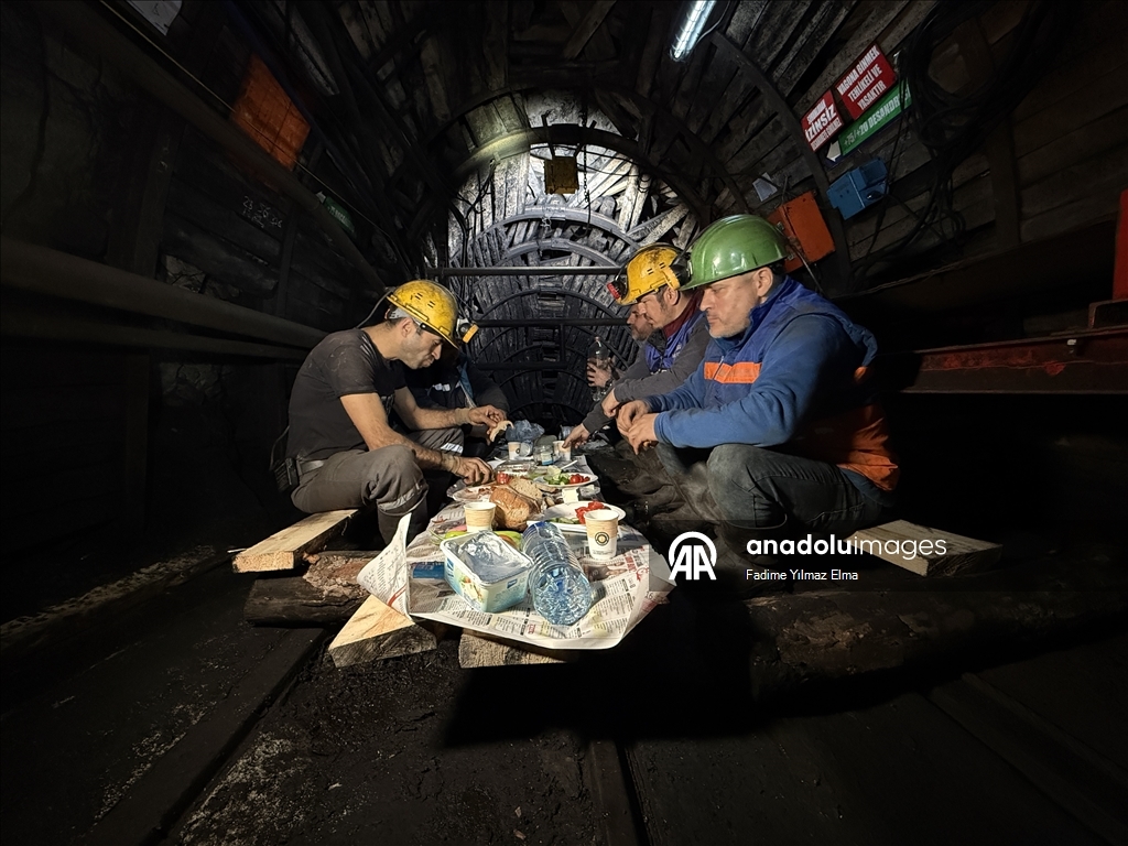 В турецком Зонгулдаке шахтеры провели первый сухур под землей
