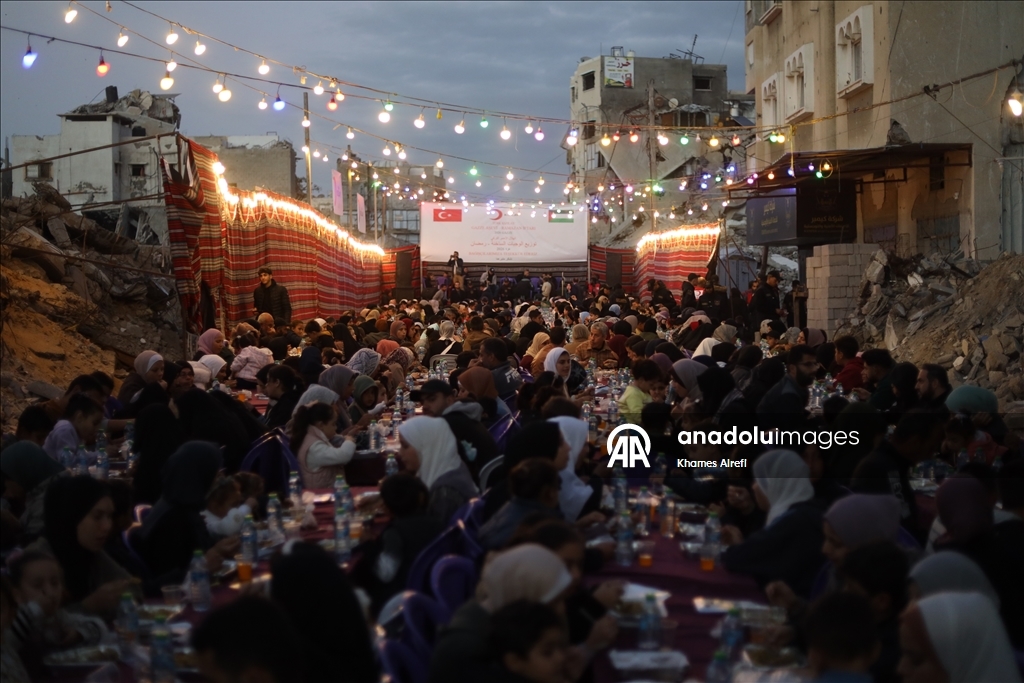 Türk Kızılay, Gazze’de yerinden edilen Filistinlilere iftar verdi