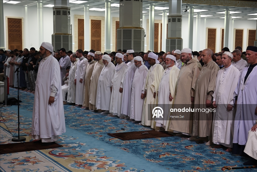В Алжире совершили первый намаз таравих