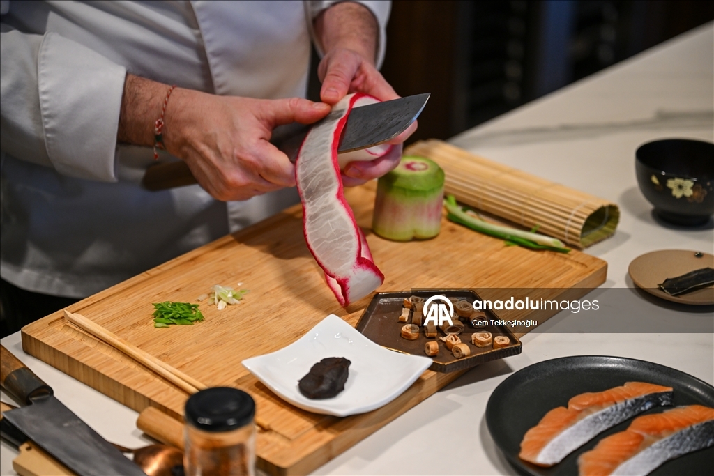 Синан Дамгаджиоглу, первый турецкий шеф-повар, назначенный Министерством сельского, лесного и рыбного хозяйства Японии «Послом доброй воли японской кухни», делится своим опытом с молодыми кулинарами