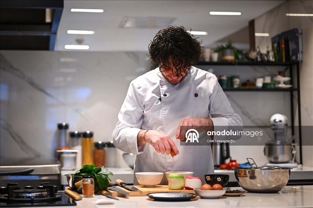 Синан Дамгаджиоглу, первый турецкий шеф-повар, назначенный Министерством сельского, лесного и рыбного хозяйства Японии «Послом доброй воли японской кухни», делится своим опытом с молодыми кулинарами