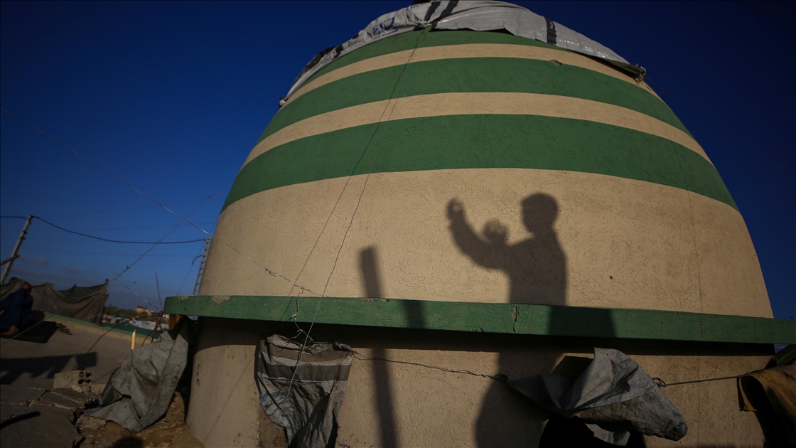 Filistinli aile, iftarını cami enkazında yaptı