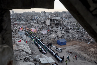 بين الركام والخيام.. غزة تستقبل رمضان بموائد جماعية