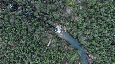 Şelaleya Guverê ya Antalyayê bi ava berf û baranê cardin gur bû