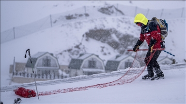 Pistler gece boyu süren çalışmalarla kayakseverler için hazırlanıyor