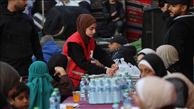 Türk Kızılay, Gazze’de yerinden edilen Filistinlilere iftar verdi