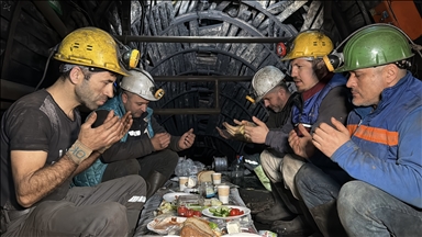 В турецком Зонгулдаке шахтеры провели первый сухур под землей