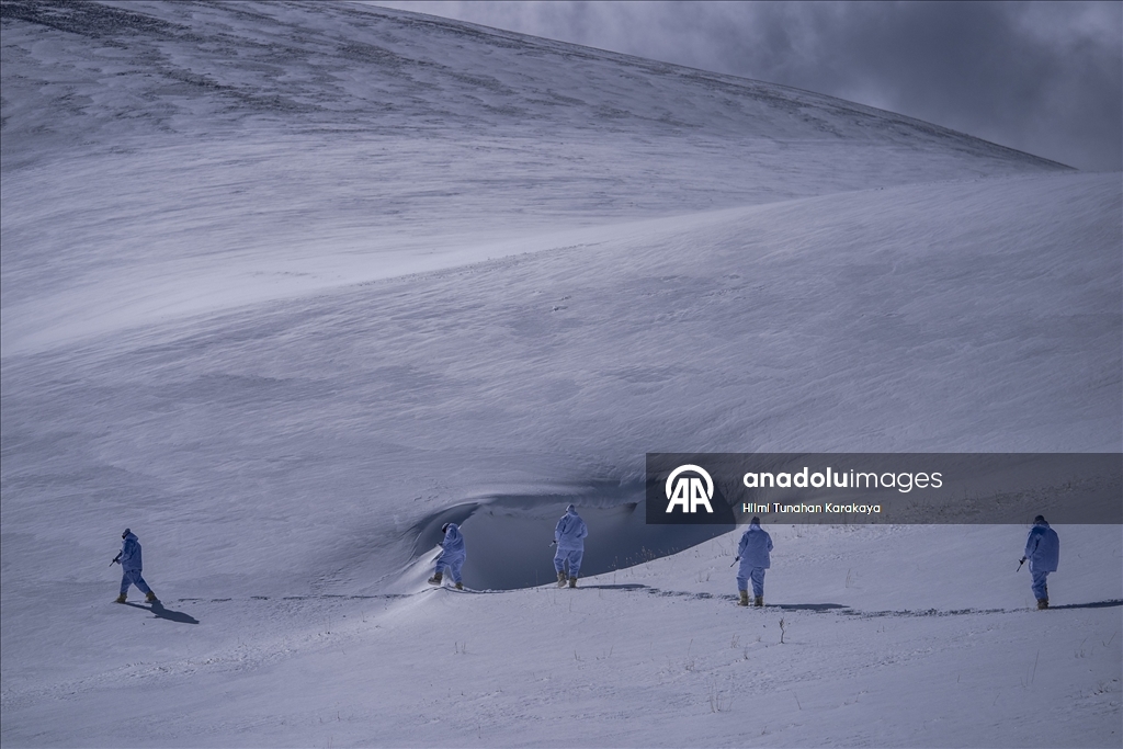 Özel harekat polisleri çetin kış şartlarında operasyon ve arama kurtarma görevlerine hazır