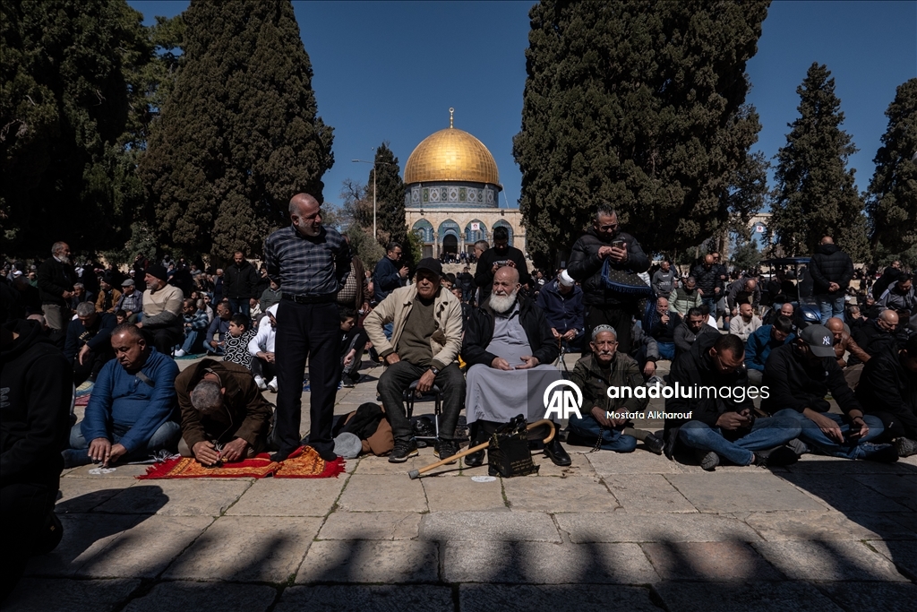 80 ألف مصلٍ يؤدون صلاة الجمعة الأولى من رمضان بالمسجد الأقصى