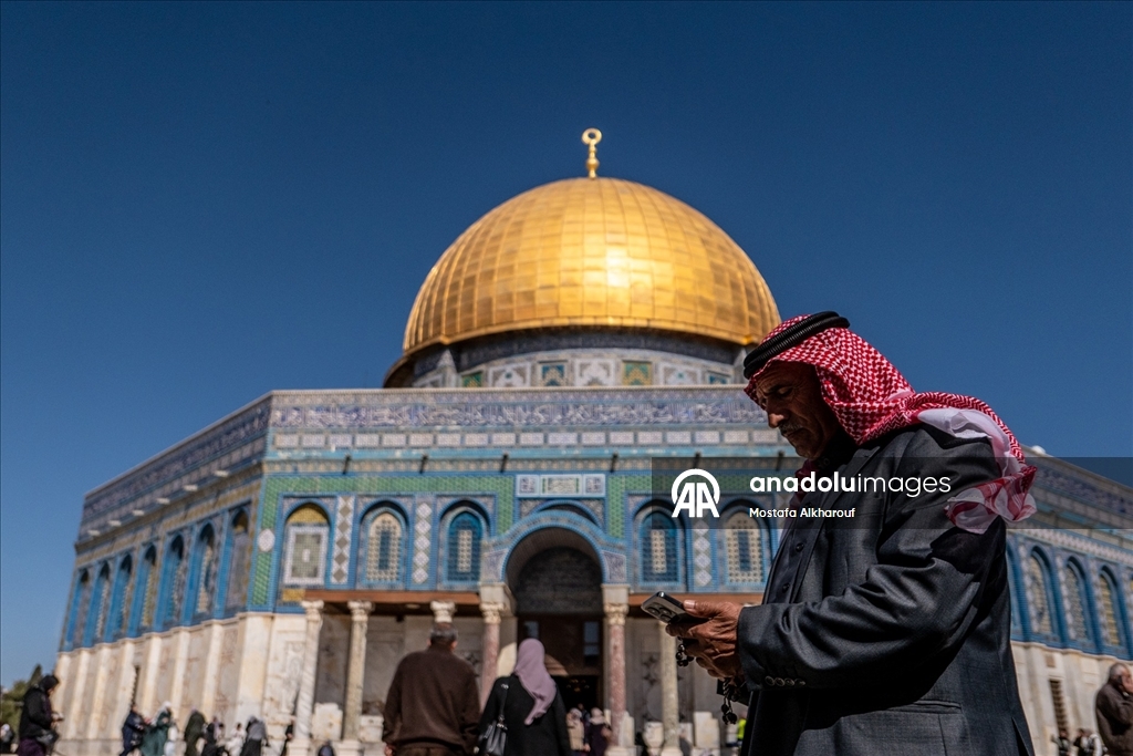 Filistinliler ramazan ayının ilk cuması için Mescid-i Aksa'ya akın etti