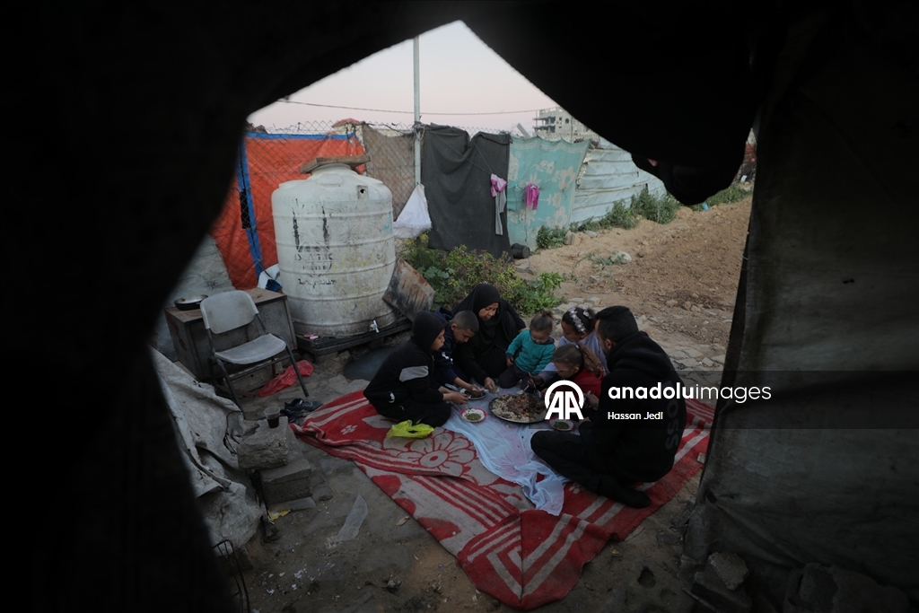 Gazzeli aile, iftarını yıkılan evinin enkazında yaptı