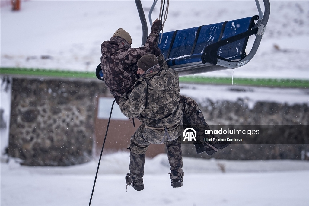 Спецназовцы готовы к операциям и спасательным миссиям в суровых зимних условиях 23