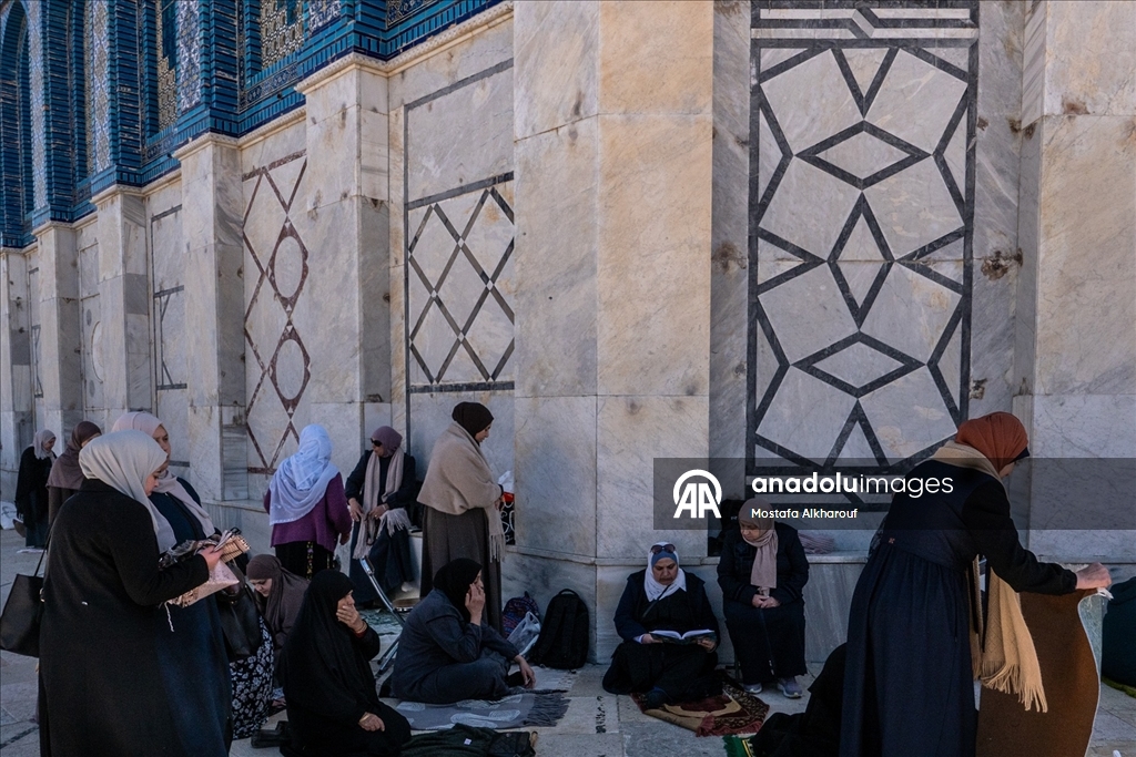 Filistinliler ramazan ayının ilk cuması için Mescid-i Aksa'ya akın etti