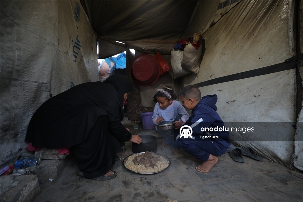 Gazzeli aile, iftarını yıkılan evinin enkazında yaptı