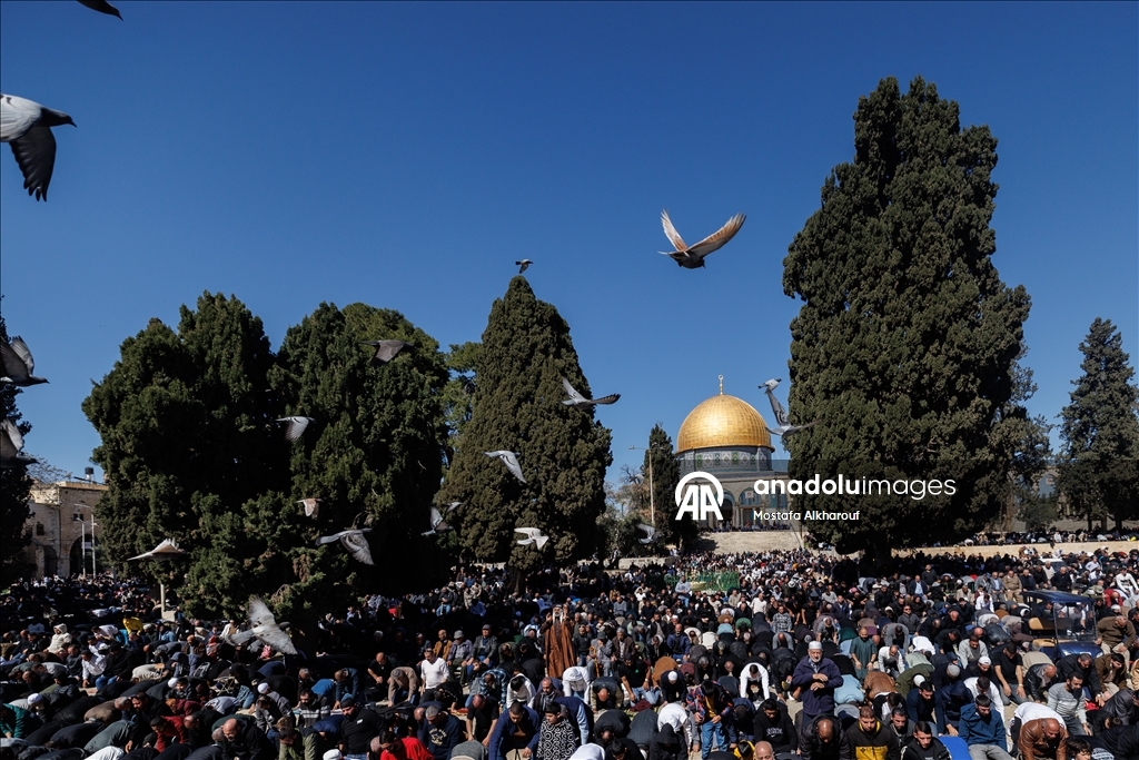 80 ألف مصلٍ يؤدون صلاة الجمعة الأولى من رمضان بالمسجد الأقصى