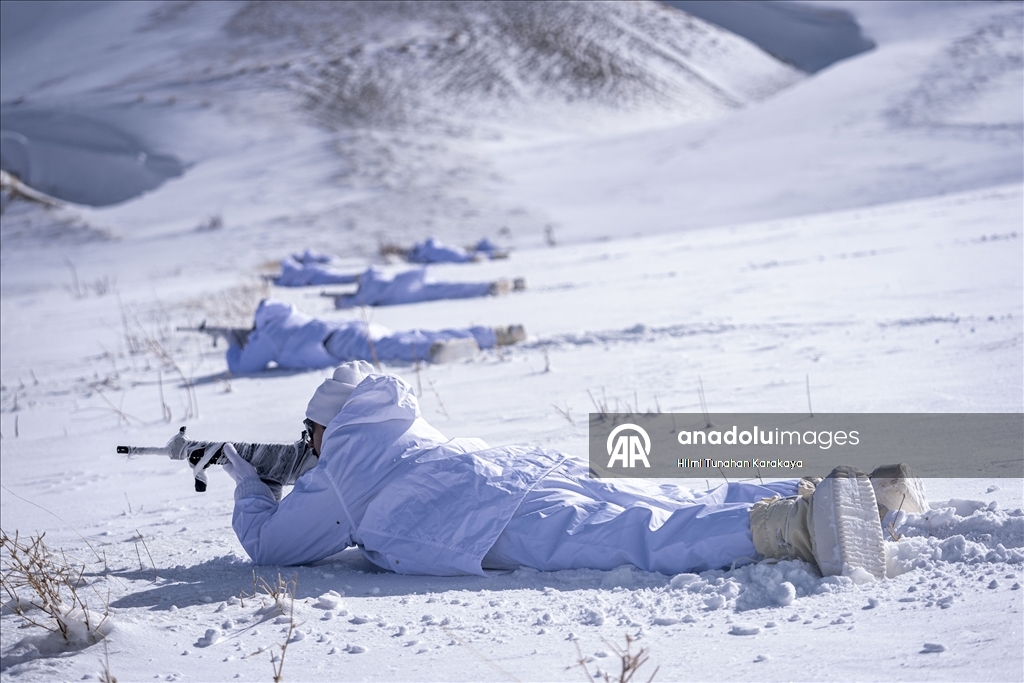 Özel harekat polisleri çetin kış şartlarında operasyon ve arama kurtarma görevlerine hazır