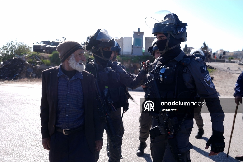 İsrail, ramazanın ilk cumasında izinleri olmasına rağmen Batı Şeria'daki Filistinlilerin Kudüs'e girişini engelledi