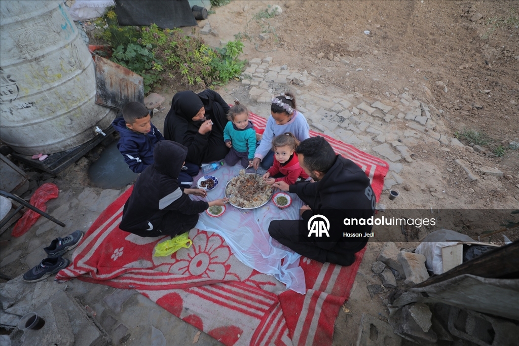 Gazzeli aile, iftarını yıkılan evinin enkazında yaptı