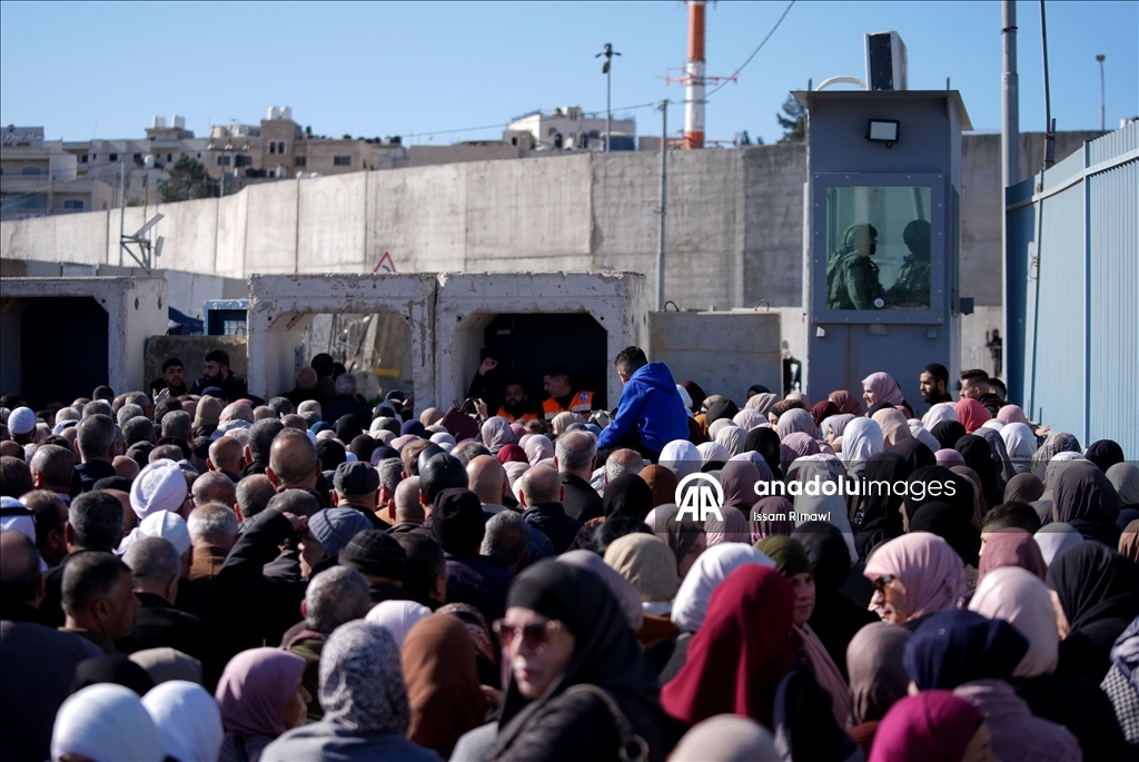 Израиль ограничил въезд палестинцев к Мечеть Аль-Акса в первый день Рамадана