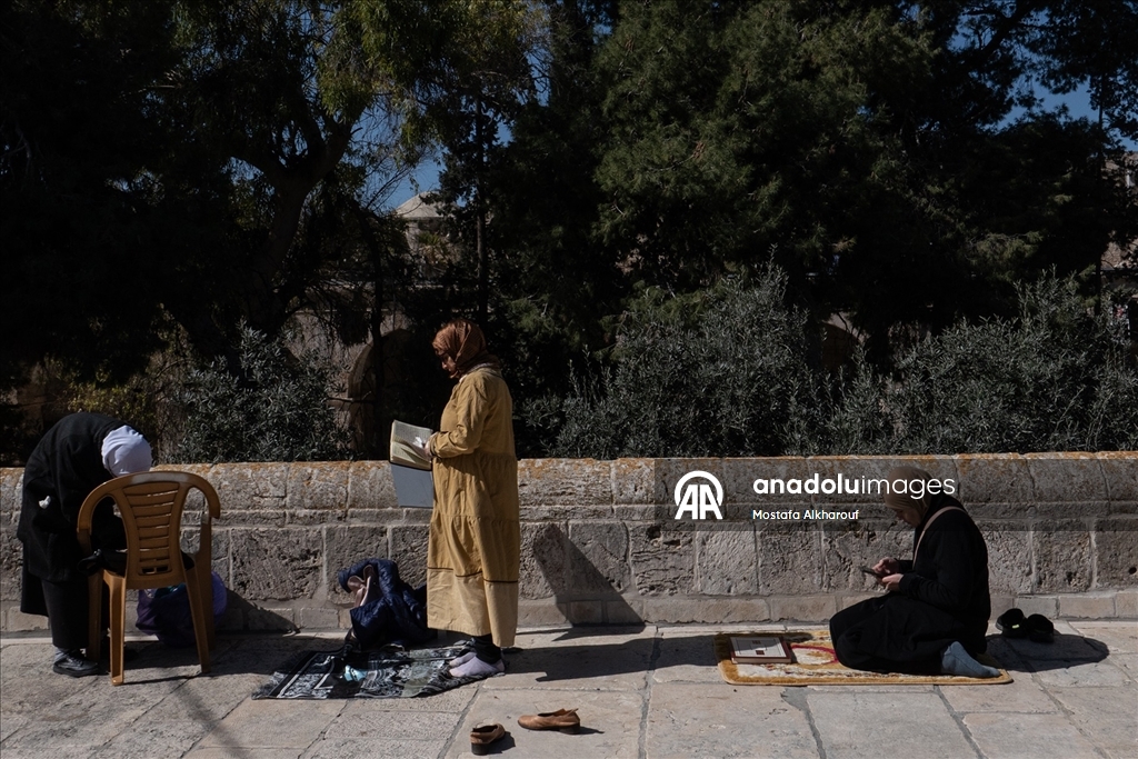 Filistinliler ramazan ayının ilk cuması için Mescid-i Aksa'ya akın etti
