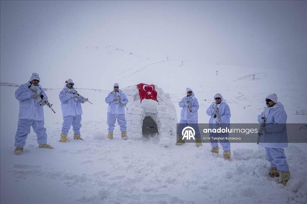 Özel harekat polisleri çetin kış şartlarında operasyon ve arama kurtarma görevlerine hazır