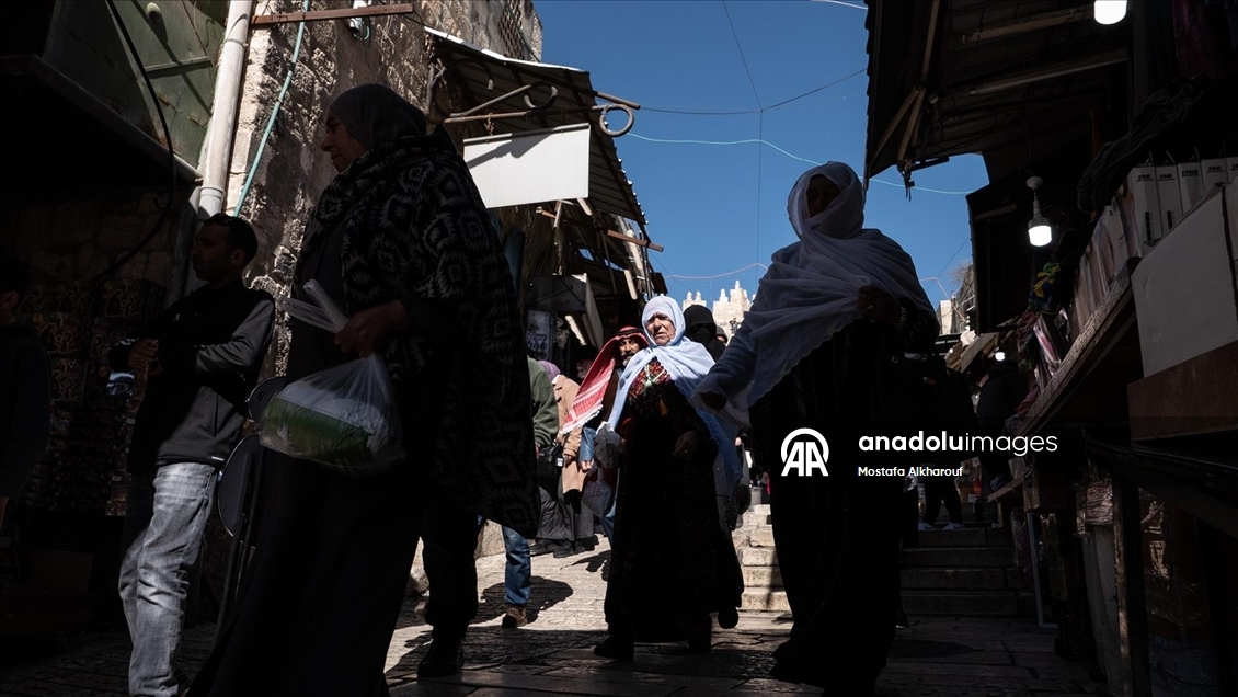 Filistinliler ramazan ayının ilk cuması için Mescid-i Aksa'ya akın etti