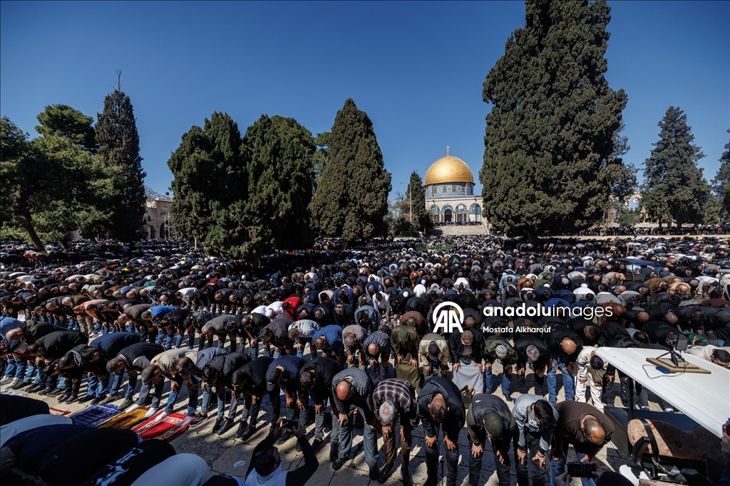 80 ألف مصلٍ يؤدون صلاة الجمعة الأولى من رمضان بالمسجد الأقصى