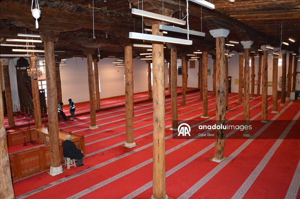 794-летняя мечеть Сиврихисар Улу в Эскишехире подготовлена к Рамазану