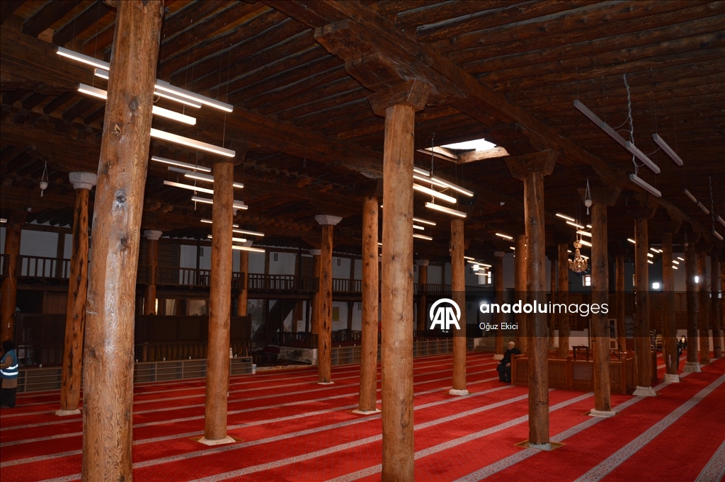 794-летняя мечеть Сиврихисар Улу в Эскишехире подготовлена к Рамазану