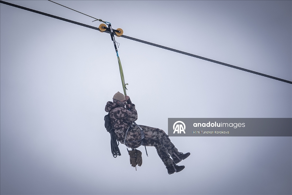 Özel harekat polisleri çetin kış şartlarında operasyon ve arama kurtarma görevlerine hazır