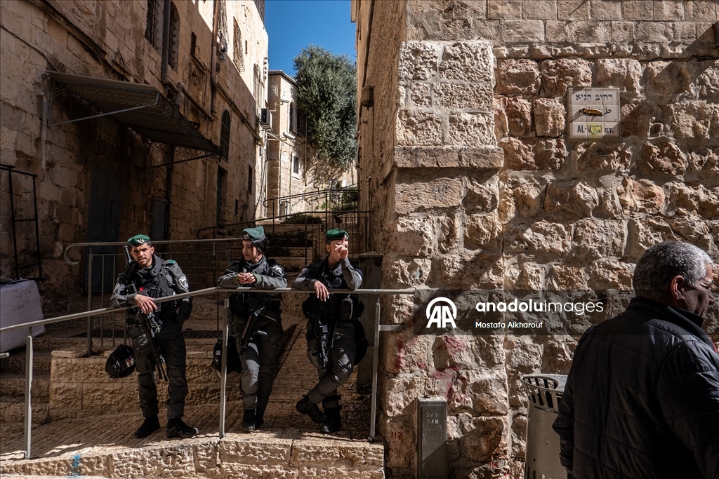 Filistinliler ramazan ayının ilk cuması için Mescid-i Aksa'ya akın etti