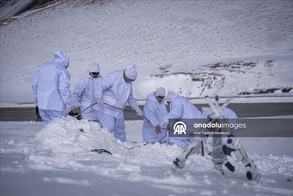 Özel harekat polisleri çetin kış şartlarında operasyon ve arama kurtarma görevlerine hazır