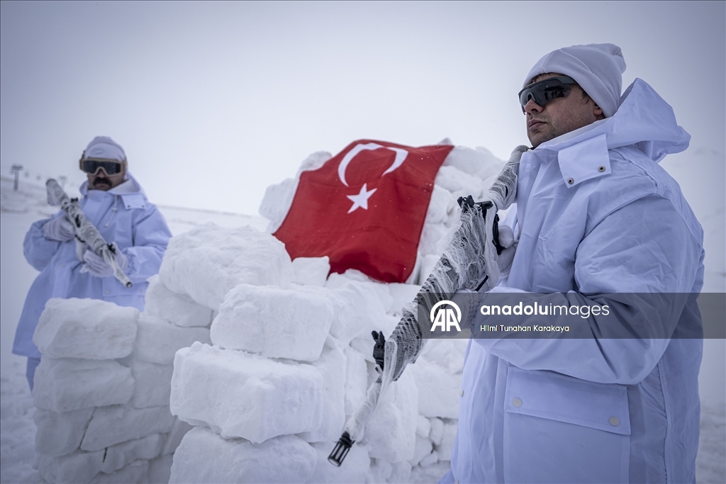 Özel harekat polisleri çetin kış şartlarında operasyon ve arama kurtarma görevlerine hazır