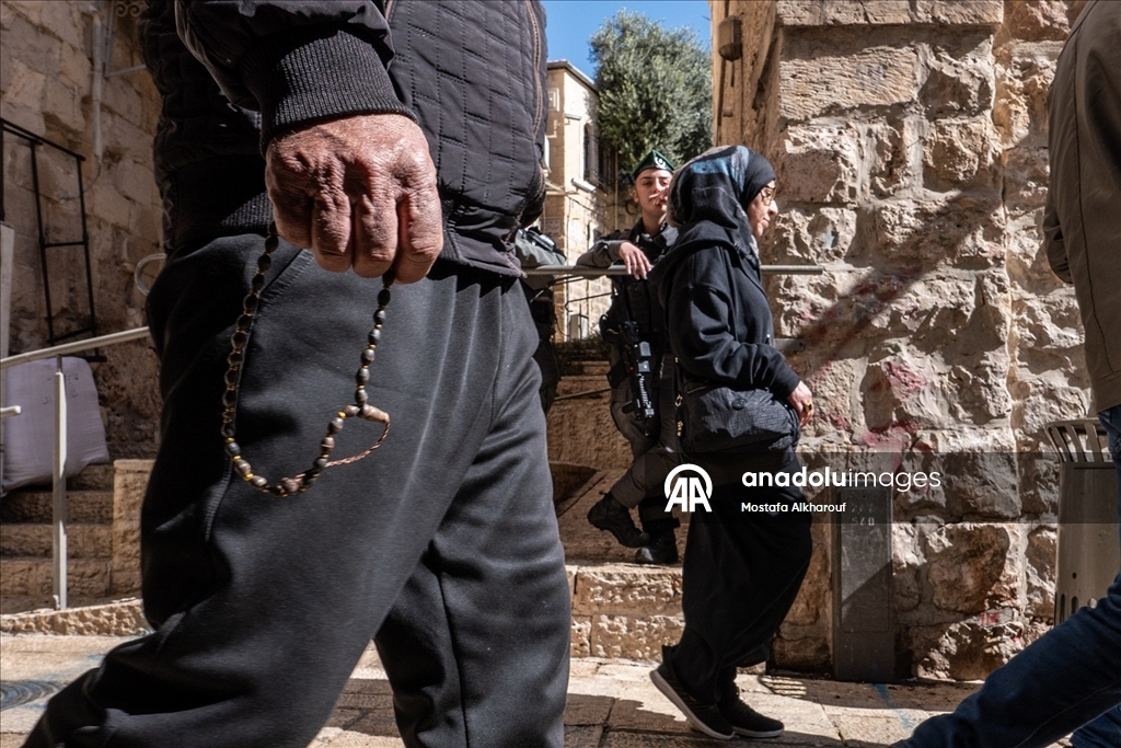 Filistinliler ramazan ayının ilk cuması için Mescid-i Aksa'ya akın etti